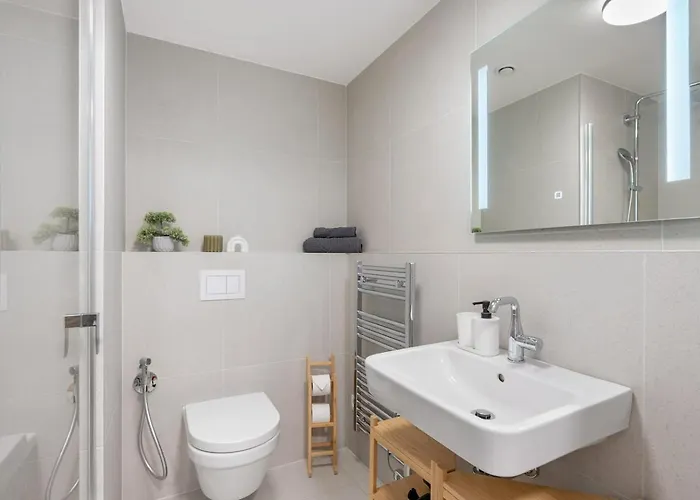 Real Living By Refa Karlin 307 * Praag