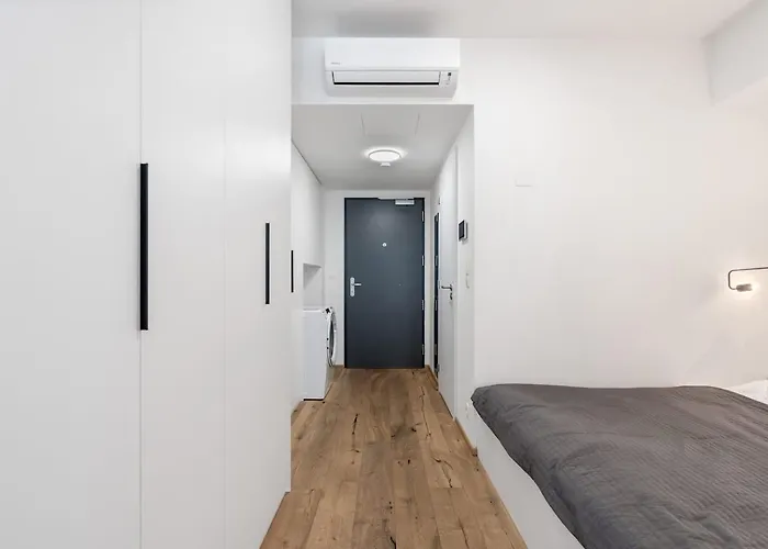 Real Living By Refa Karlin 307 * Praag